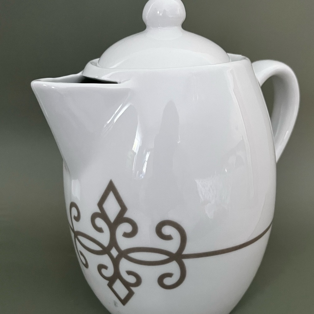 2015 STARBUCKS TEAVANA WHITE 
30.4 OZ PITCHER TEA POT: COFFEE CARAFE WITH LID